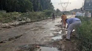 Doddamara Road, connecting Hosur and Sarjapur roads, is constantly full of craters