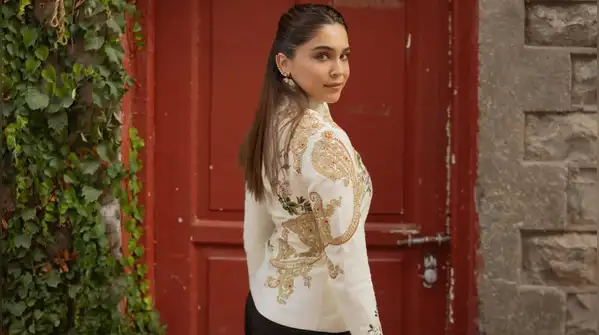 Sharvari, in Rohit Bal’s unique sense, made this military silhouette feel trendy