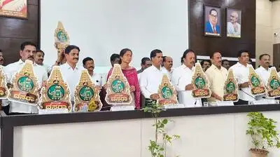 District minister Cheluvarayaswamy reveals the official logo of Srirangapatna Dasara