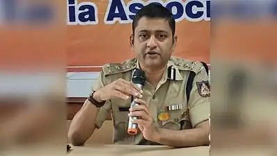 Viral photos of commissionerwith accused trigger row