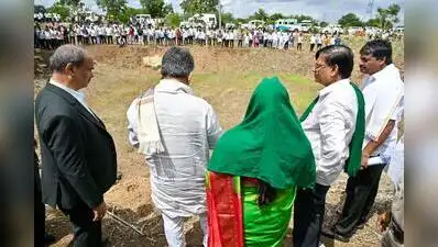 CM DK Shivakumar visited agricultural felds and interacted with farmers in Gadag district