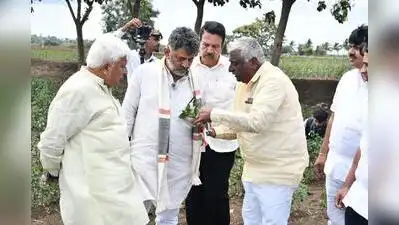 CM DK Shivakumar visited agricultural felds and interacted with farmers in Gadag district