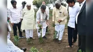 CM DK Shivakumar visited agricultural felds and interacted with farmers in Gadag district
