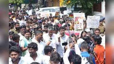 NCP (SP) MLA Rohit Pawar with the protesting MPSC aspirants in Chhatrapati Sambhajinagar