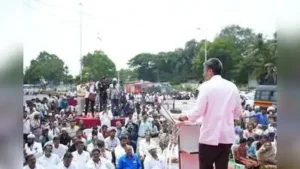 NCP (SP) MLA Rohit Pawar with the protesting MPSC aspirants in Chhatrapati Sambhajinagar