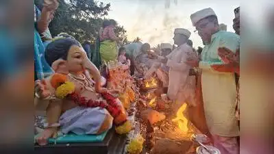 With teary eyes and in an emotional atmosphere, citizens bid farewell to their household