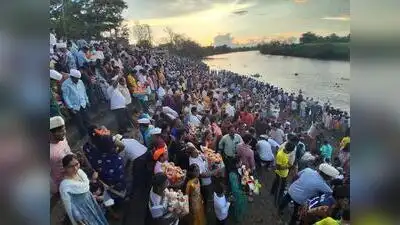 With teary eyes and in an emotional atmosphere, citizens bid farewell to their household