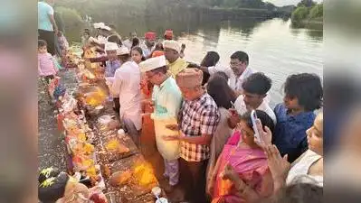 With teary eyes and in an emotional atmosphere, citizens bid farewell to their household
