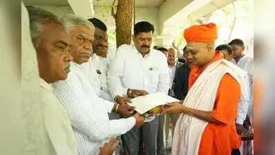 Handing over the govt’s official invitation letter to the seer, Tangadagi said that chief