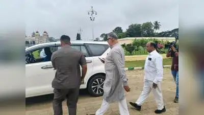 Minister Yathindra Siddaramaiah arrived late, prompting senior Congress MLA Tanveer Sait