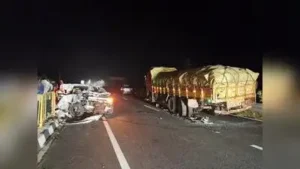 The car was reportedly travelling at 100 kmph when it hit the truck