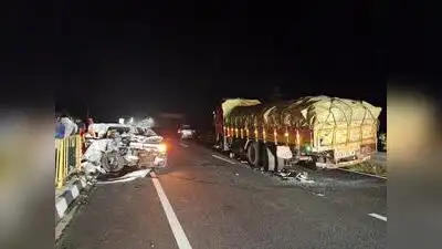 The car was reportedly travelling at 100 kmph when it hit the truck
