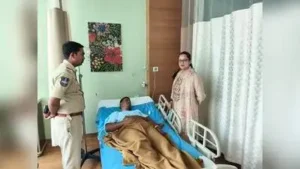 A constable who tried to prevent a brawl was stabbed by an assailant during a Ganesh idol