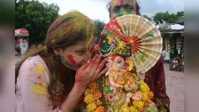 Kanpur: Despite incessant rains, devotees across the city immersed Lord Ganesha idols