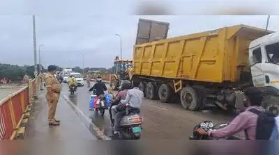 DCP (Traffic) Neeraj Pandey told TOI, “A crushed stone laden truck broke down on Phaphamau