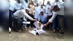 Shaktipeeth protesters burn land survey notice copies outside Kolhapur collector's office