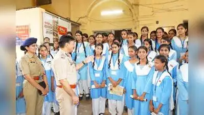 Police commissioner informs girls about police functioning, ops of Mahila Help Desk