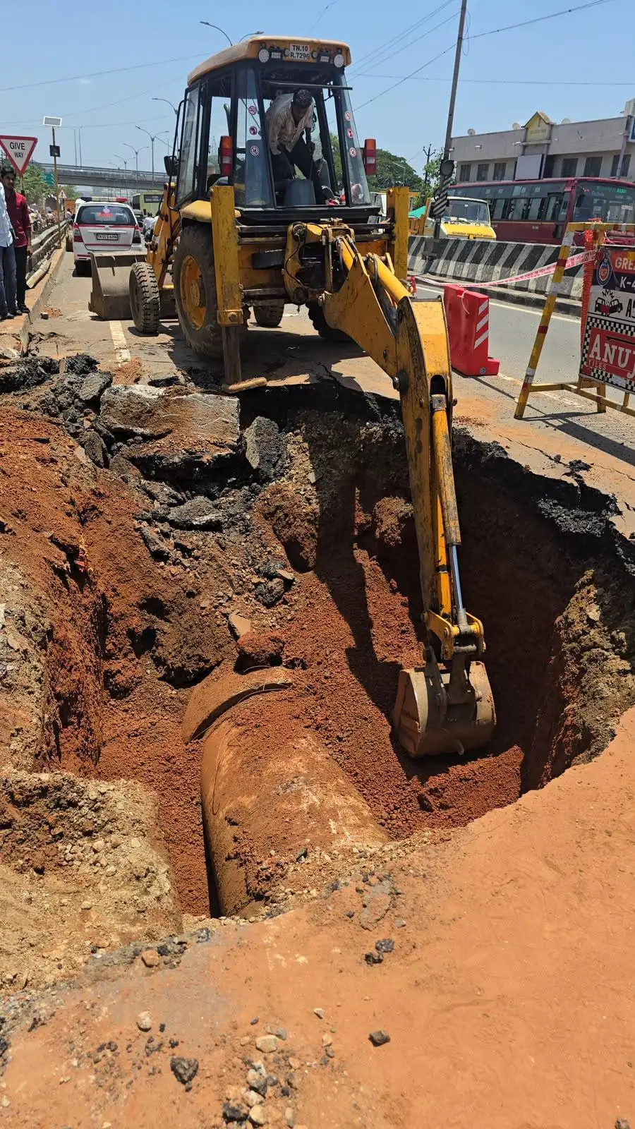Puzhal pipeline burst leads to GNT Road cave-in, disruption of water supply to four zones in Chennai