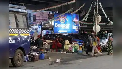Cops rescue Gariahat flyover baby, 3 arrested