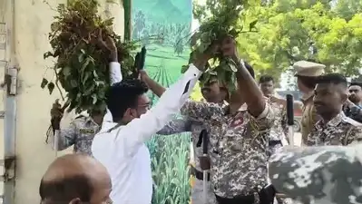 Akola : Three Akola farmers were detained on Sunday when they tried to hand over soyabean