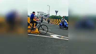 With five entry and exit points, motorists were seen slowing abruptly, changing lanes