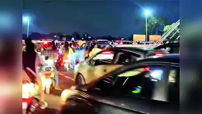 With five entry and exit points, motorists were seen slowing abruptly, changing lanes