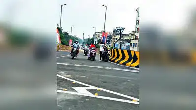 With five entry and exit points, motorists were seen slowing abruptly, changing lanes
