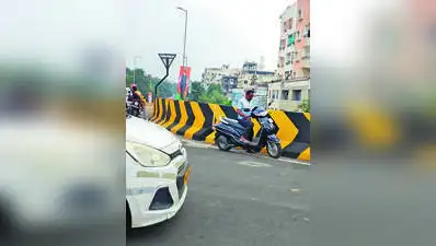With five entry and exit points, motorists were seen slowing abruptly, changing lanes