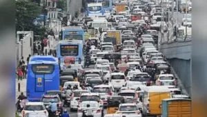 Heavy traffic congestion on Sardar Patel Road between IIT-Madras and Madhya Kailash in Chennai