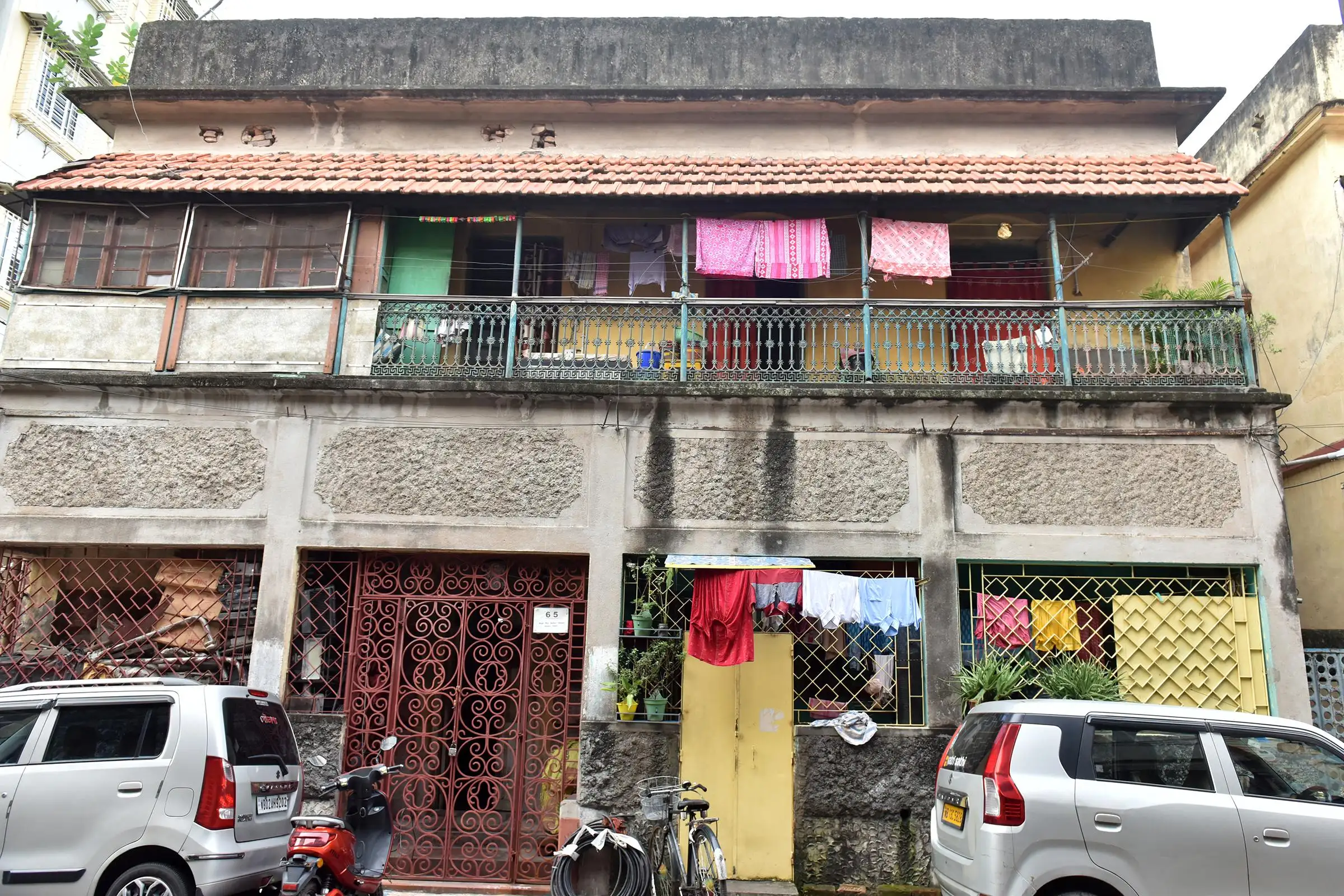 Daughter of an air force officer, Mithu belonged to the Mukherjee family of Pathuriaghata