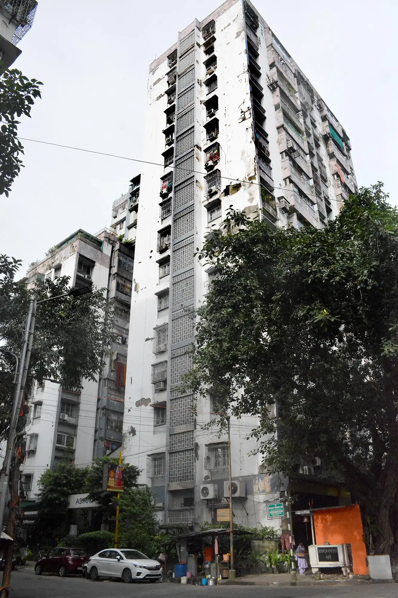 Daughter of an air force officer, Mithu belonged to the Mukherjee family of Pathuriaghata