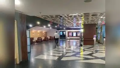 6 youths harass doc couple & friends at multiplex, arrested