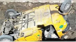 Chennai: Four people suffered minor injuries after an autorickshaw overturned