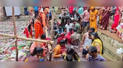Thousands of couples seeking child take dip on Lolark Chhath in Kashi
