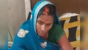 A 55-year-old woman from Buxar (Bihar), rescued by fishermen from a hut in a flooded village