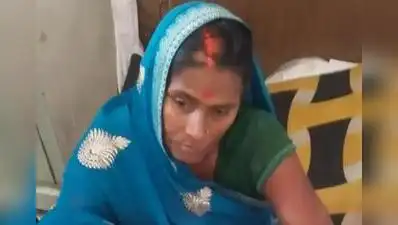 A 55-year-old woman from Buxar (Bihar), rescued by fishermen from a hut in a flooded village