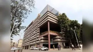 Ahmedabad Municipal Corporation (AMC) estate department on Thursday cleared a 700m stretch