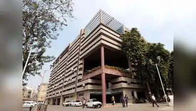 Ahmedabad Municipal Corporation (AMC) estate department on Thursday cleared a 700m stretch