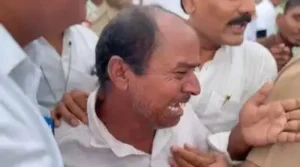 Shinde inspects soyabean fields in Akola district, assures farmers of govct aid