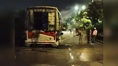 AC sleeper bus catches fire on Shaheed Path; all 30 passengers safe