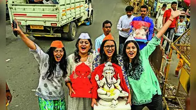 By evening, roads came alive with music and devotional songs as devotees brought Bappa