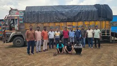 Arrested cattle smugglers and the truck seized after Chandrapur police’s action