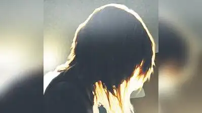Woman forces 18-year-old daughter to pose nude, send images to a man