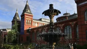 Structural problems forced it to close completely in 2004, followed by years of deterioration