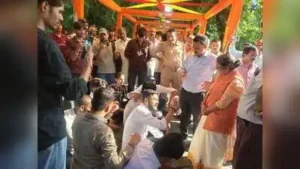 Lucknow: Lucknow University students on Tuesday blocked access outside Maitri Bhawan to protest