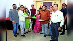 After safe return from Nepal, Nagpur pilgrims meet CM Fadnavis to express gratitude