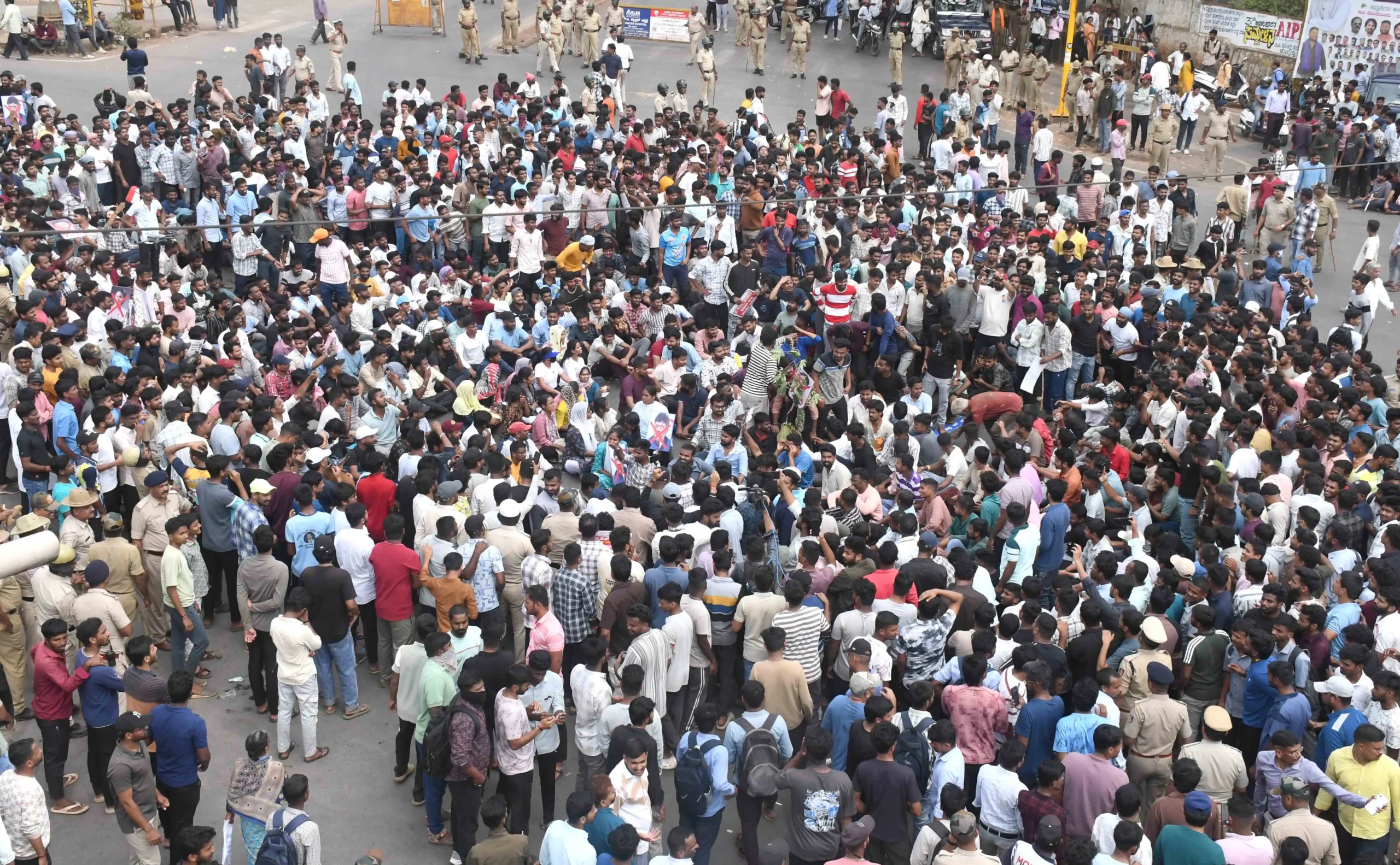 Job aspirants lay siege in Dharwad