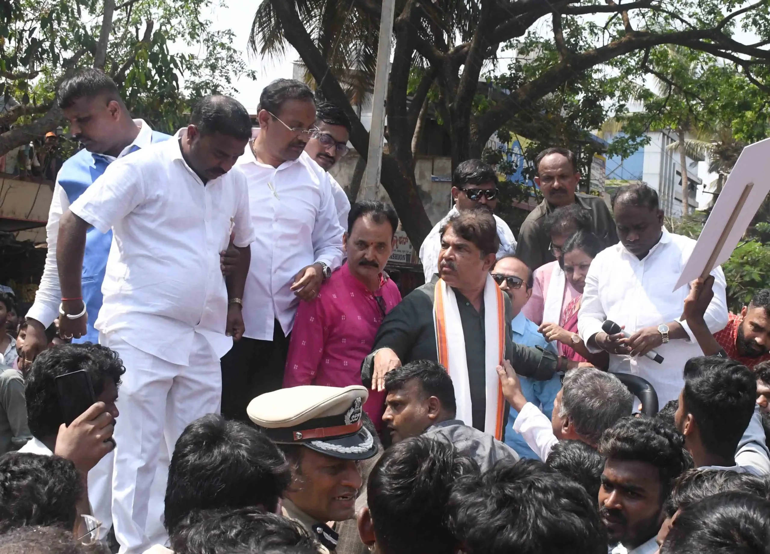 Job aspirants lay siege in Dharwad