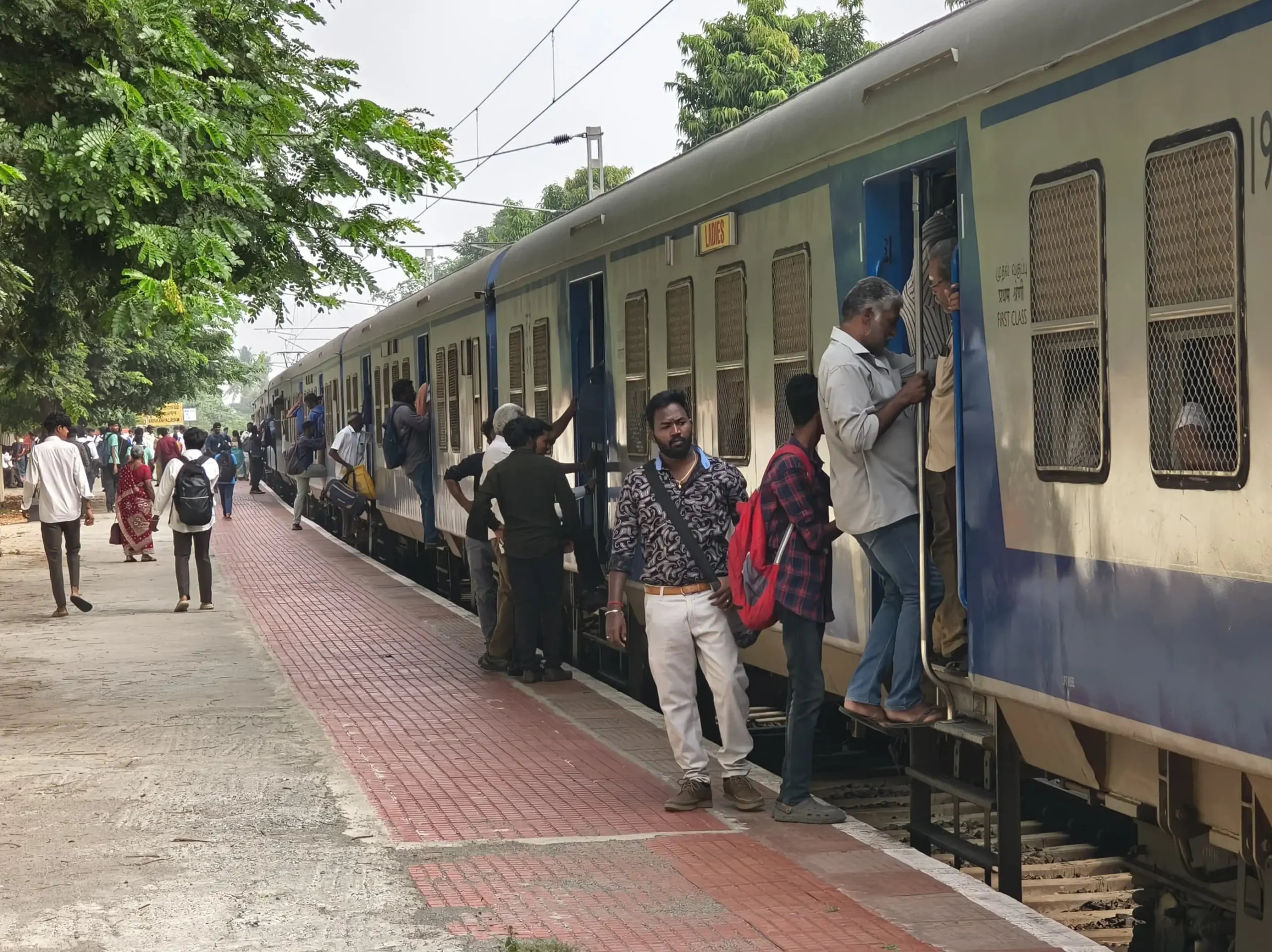 RAILWAY COMMUTERS PROTEST DELAY IN ADDING COACHES TO METTUPALAYAM MEMU TRAIN - Railway commuters