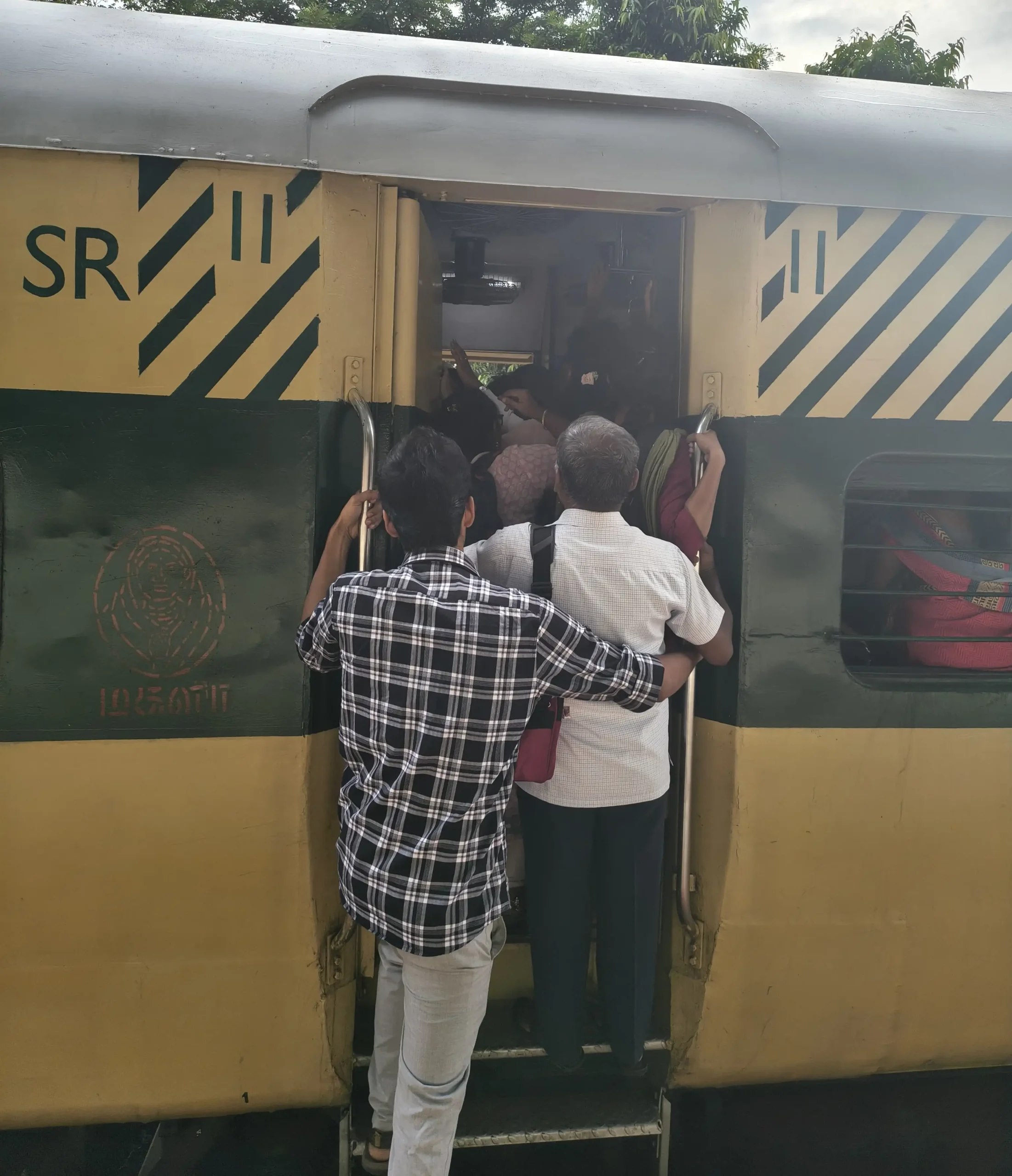 RAILWAY COMMUTERS PROTEST DELAY IN ADDING COACHES TO METTUPALAYAM MEMU TRAIN - Railway commuters